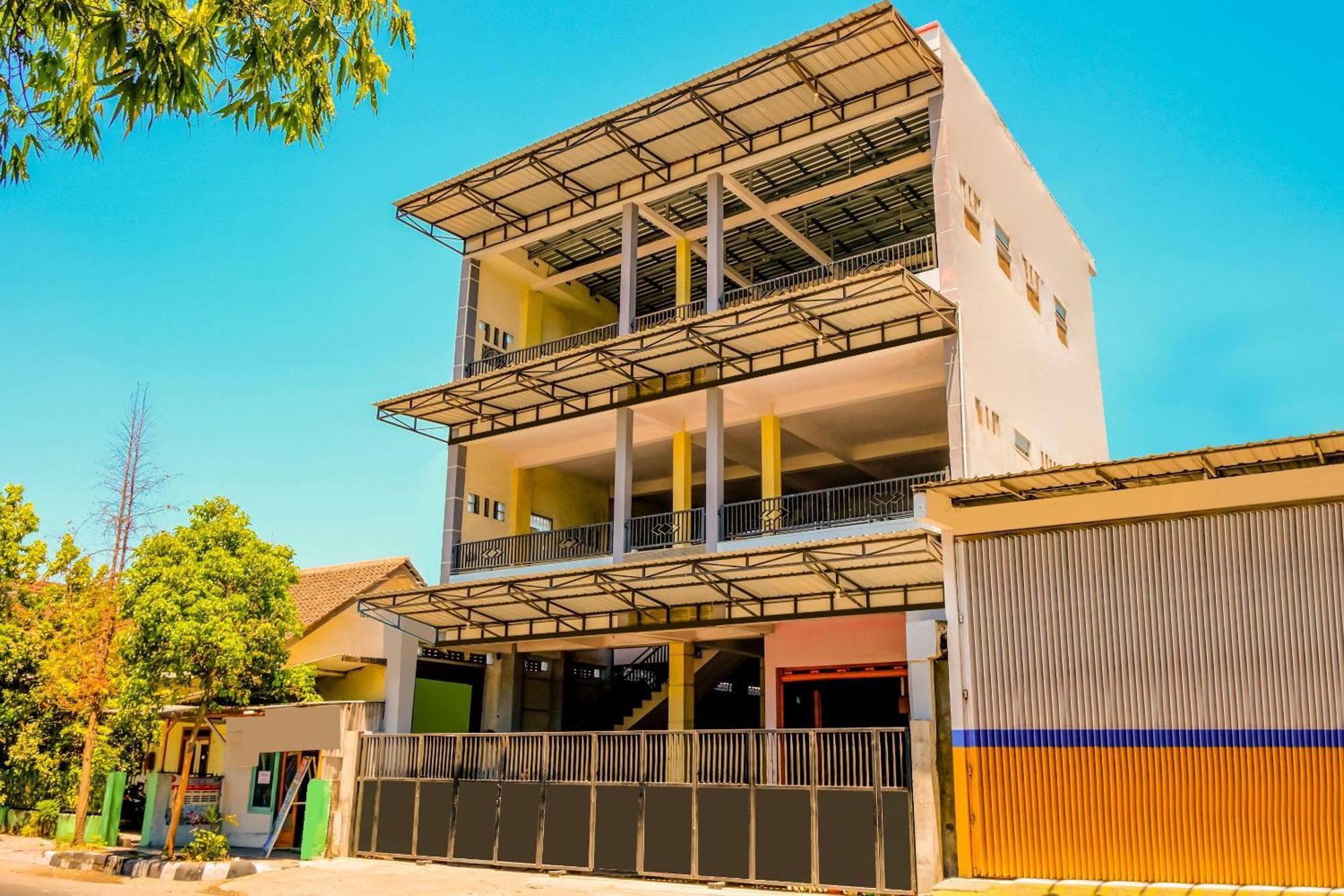 Super Oyo 1759 Family Residence Kediri  Exteriör bild